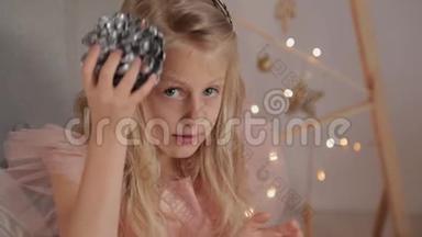 一个九岁的女孩在新年装饰手里拿着一个新年玩具。 2020年新年。